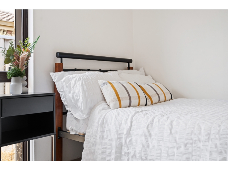 Room 2 8 Fairlawn Gardens, HEATHRIDGE House for rent Listed by Freddy