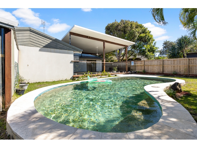 16 Dame Patti Drive SUNRISE BEACH QLD 4567