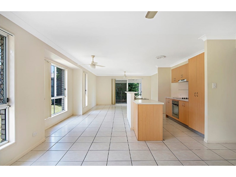 16 Eugenia Av, Rothwell House for rent Listed by Leasing Department