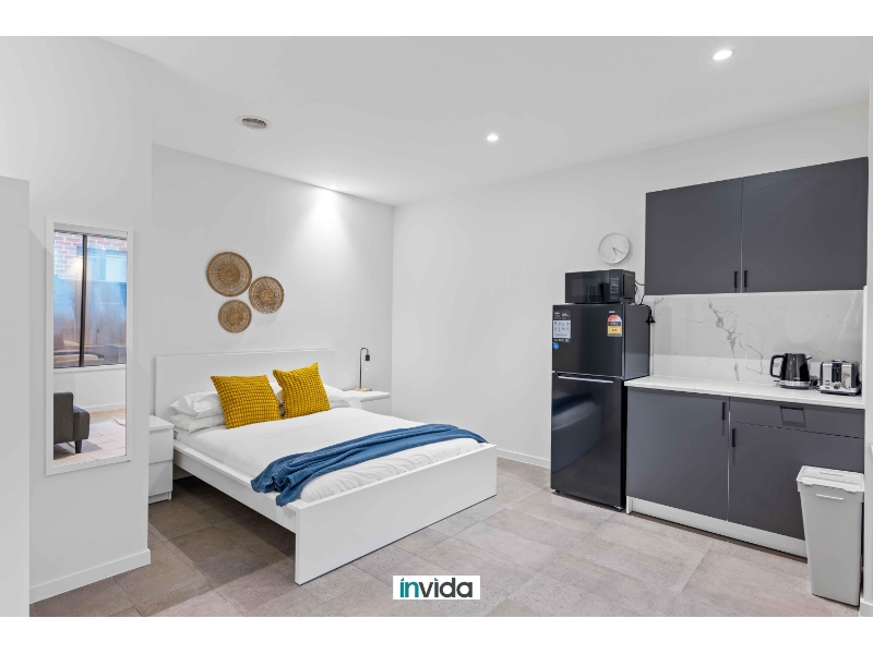 PRIVATE, LOCKABLE ROOM WITH ENSUITE & KI...