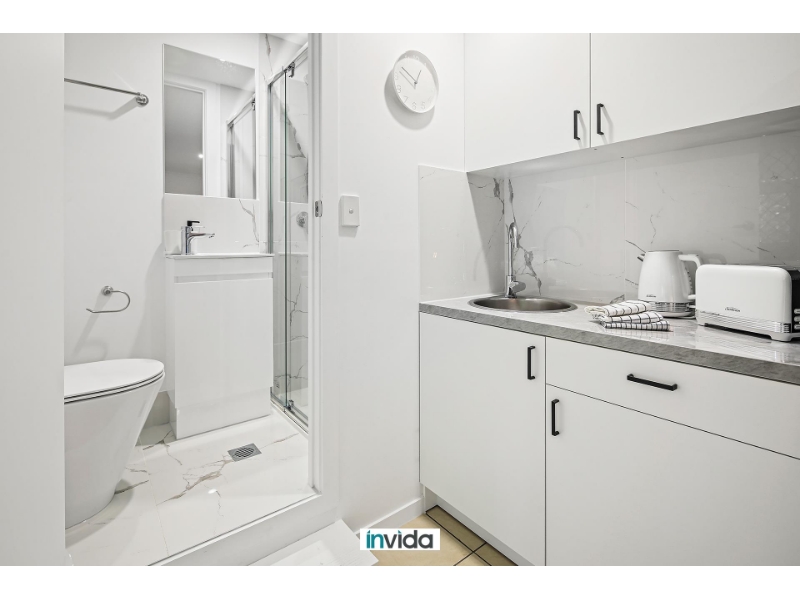 INDEPENDENT LIVING WITHOUT BREAKING THE BANK! PRIVATE, LOCKABLE ROOM WITH SITTING AREA. WI - FI and UTILITIES INCLUDED IN RENT! image 3