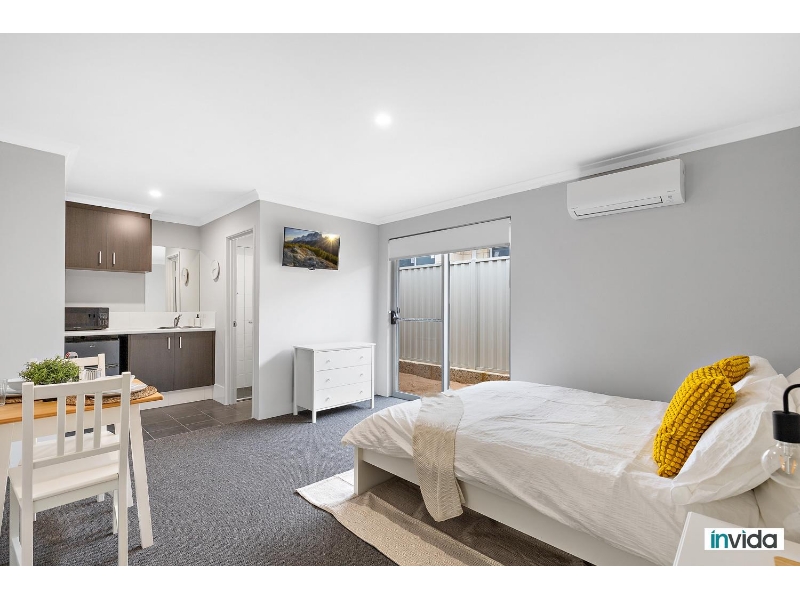 Contemporary, Private Ensuite Room in Golden ...