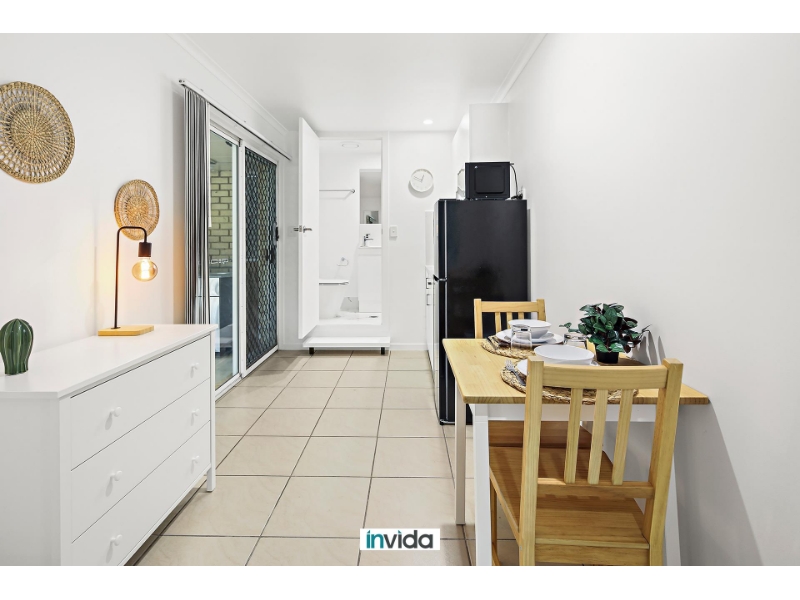 INDEPENDENT LIVING WITHOUT BREAKING THE BANK! PRIVATE, LOCKABLE ROOM WITH SITTING AREA. WI - FI and UTILITIES INCLUDED IN RENT! image 2