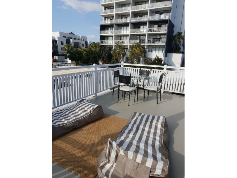 14 Bath Street, Labrador House for rent Listed by Nicholas De Rosa of