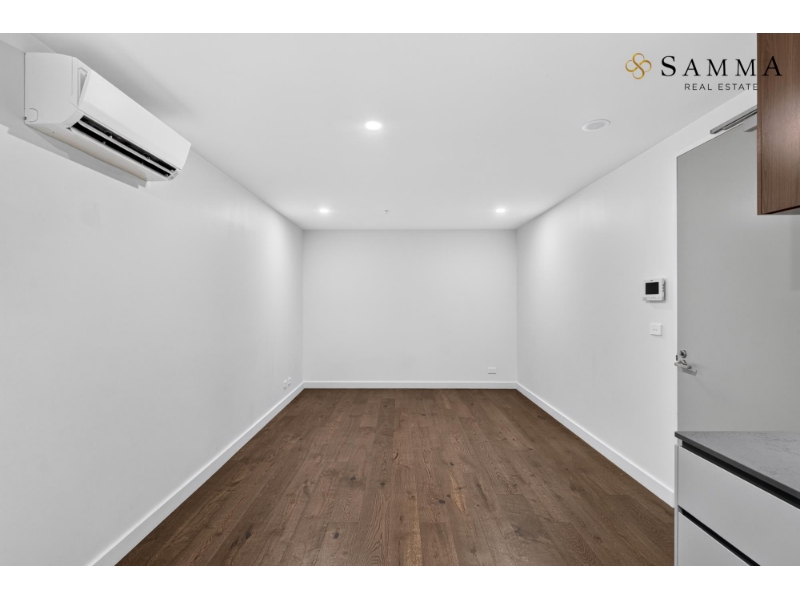Prime Docklands Living: Stylish 1-Bedroom Apartment with Pool, Spa, and Gym Access