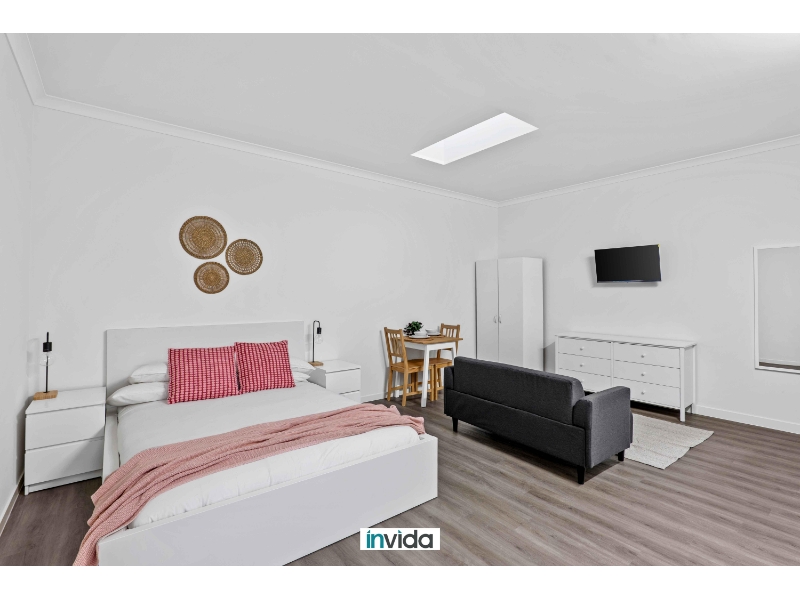 PRIVATE, LOCKABLE ROOM WITH ENSUITE & KI...