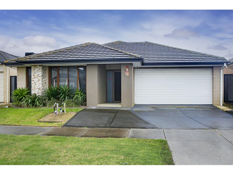 9 Gelderland Drive Clyde North VIC 3978