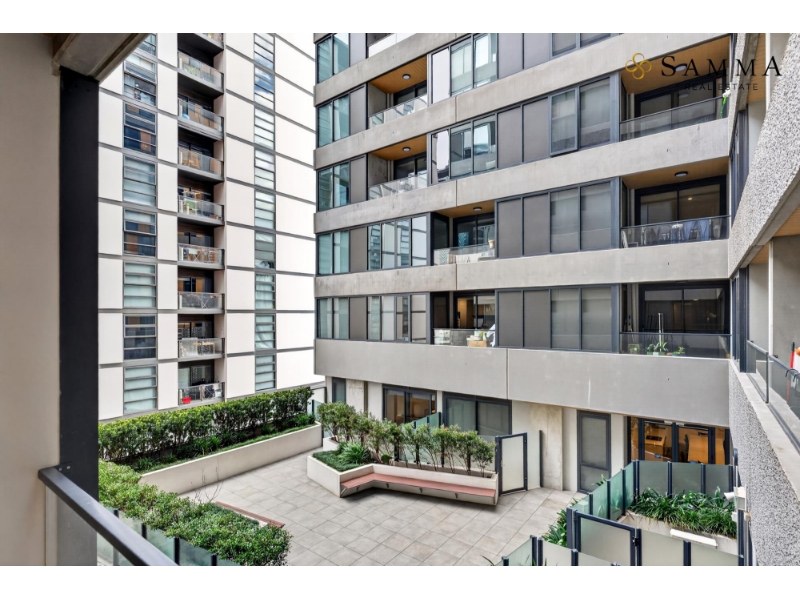 Prime Docklands Living: Stylish 1-Bedroom Apartment with Pool, Spa, and Gym Access