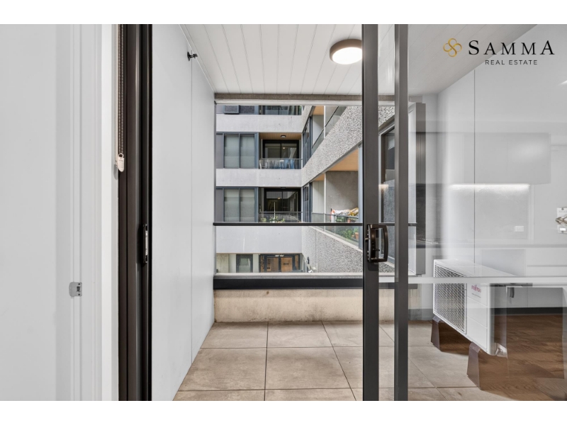 Prime Docklands Living: Stylish 1-Bedroom Apartment with Pool, Spa, and Gym Access