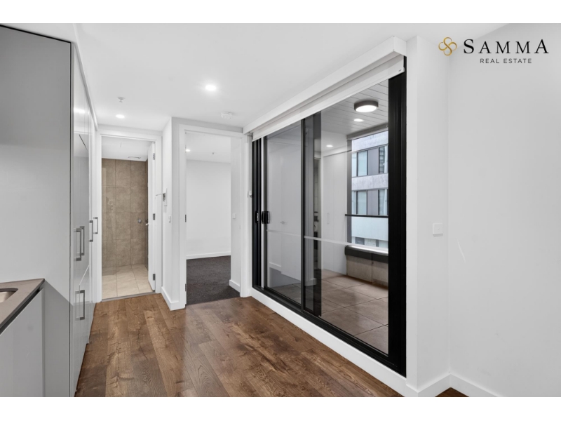 Prime Docklands Living: Stylish 1-Bedroom Apartment with Pool, Spa, and Gym Access
