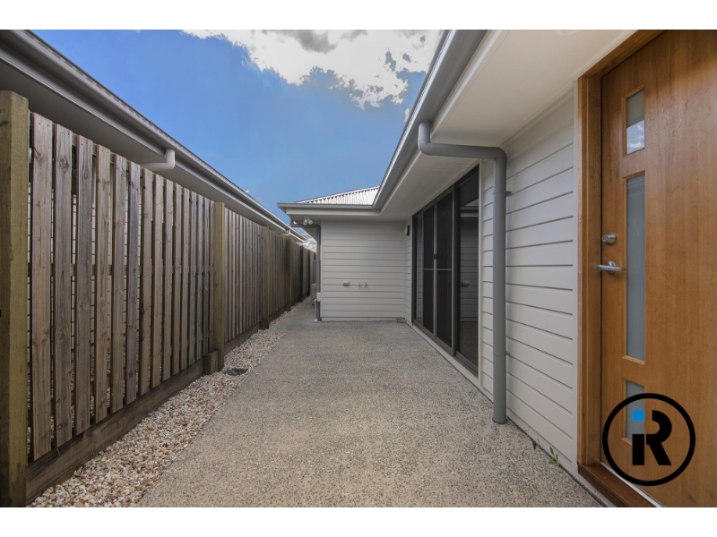 2/58 Wicker Road, Park Ridge Townhouse for rent Listed by Leasing