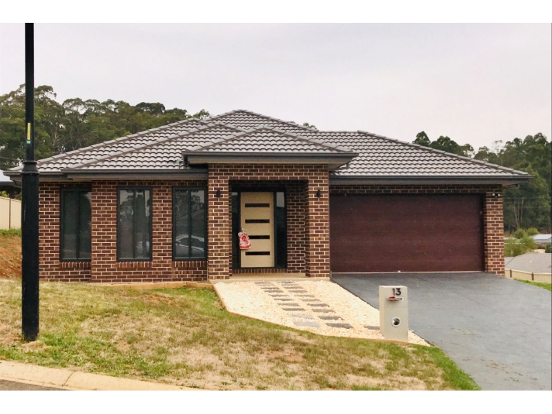 13 Waterford Court Drouin VIC 3818