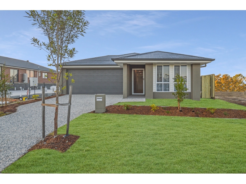 52 Blackberry Way, Ripley House for rent Listed by Amanda Young of