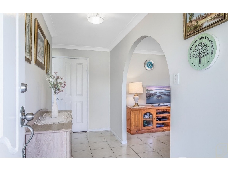 14 Teak Street, Rothwell House for rent Listed by Stella Wang of Jay Wu Estate Agents