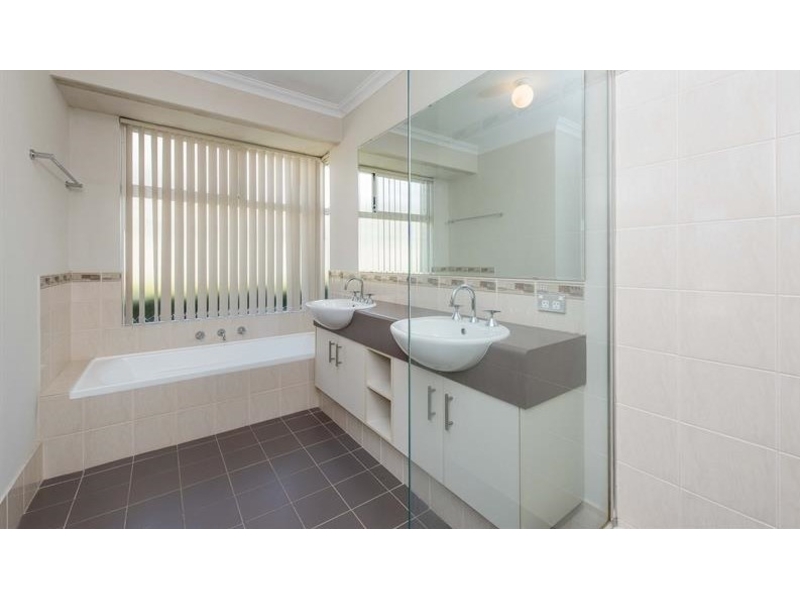 20 Otunic Way, Madeley House for rent Listed by Courtenay Barry of