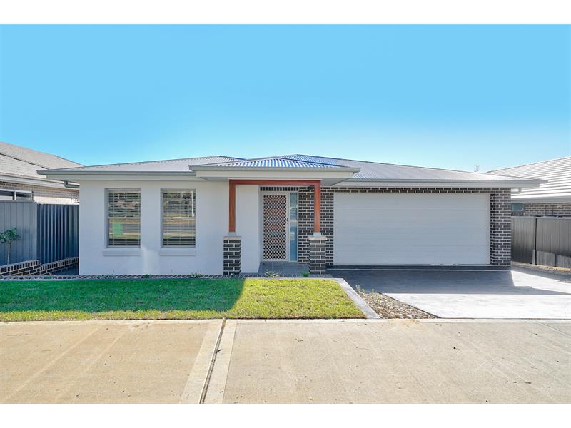 99 Thirlmere Way TAHMOOR NSW 2573