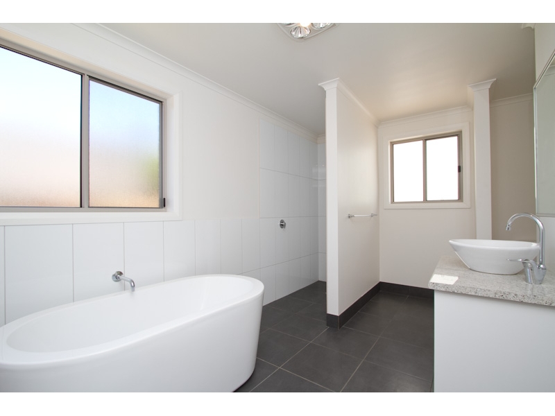 13B Bronze Drive, KANGAROO FLAT Townhouse for rent Listed by Jade Lawrence of ster Real