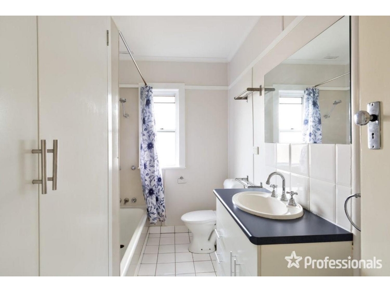 53 Kanangra Street, Stafford House for rent Listed by Tracey Hodge of Professionals Keith