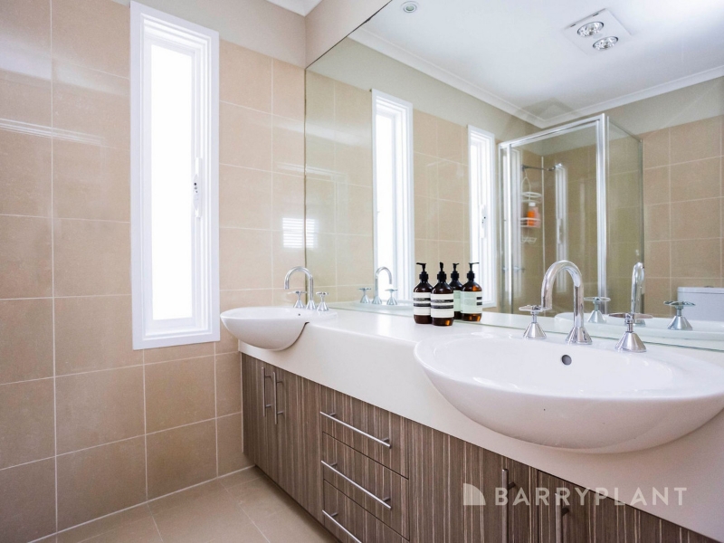 64 Seventh Avenue, Rosebud House for rent Listed by Barry Plant