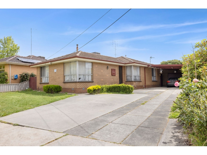 15 Montgomery Street, WENDOUREE House for rent Listed by Buxton