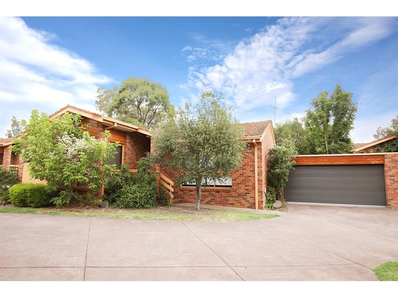 2/32 Ballamore Crescent DONCASTER VIC 3108