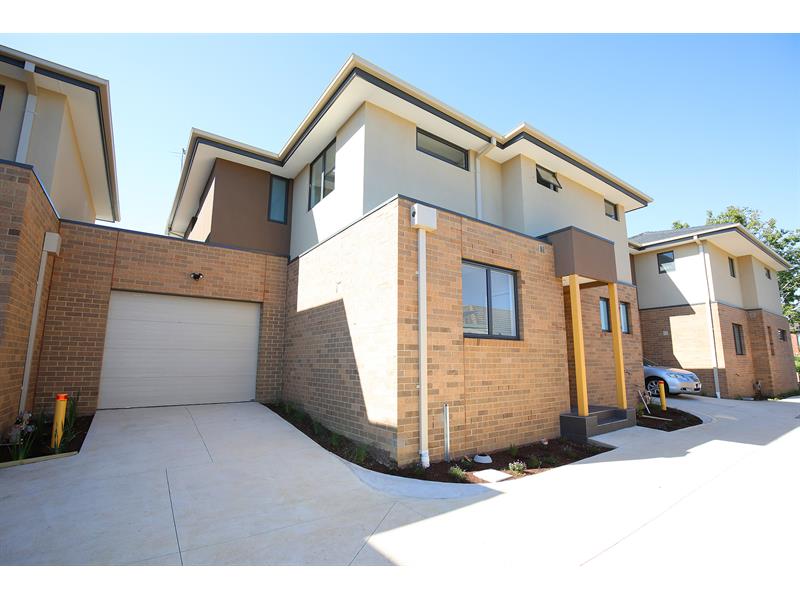 2/17 Greendale Road DONCASTER EAST VIC 3109