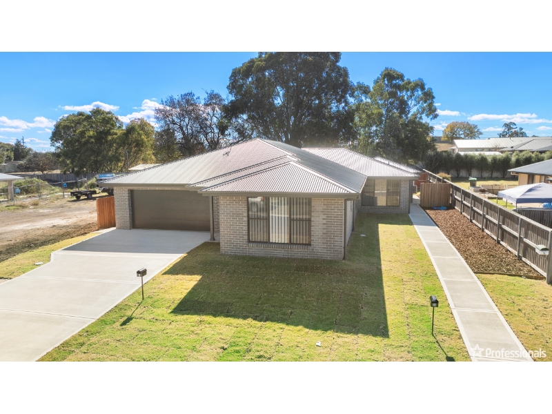 8 Campbell Parade, Armidale House for rent Listed by Property