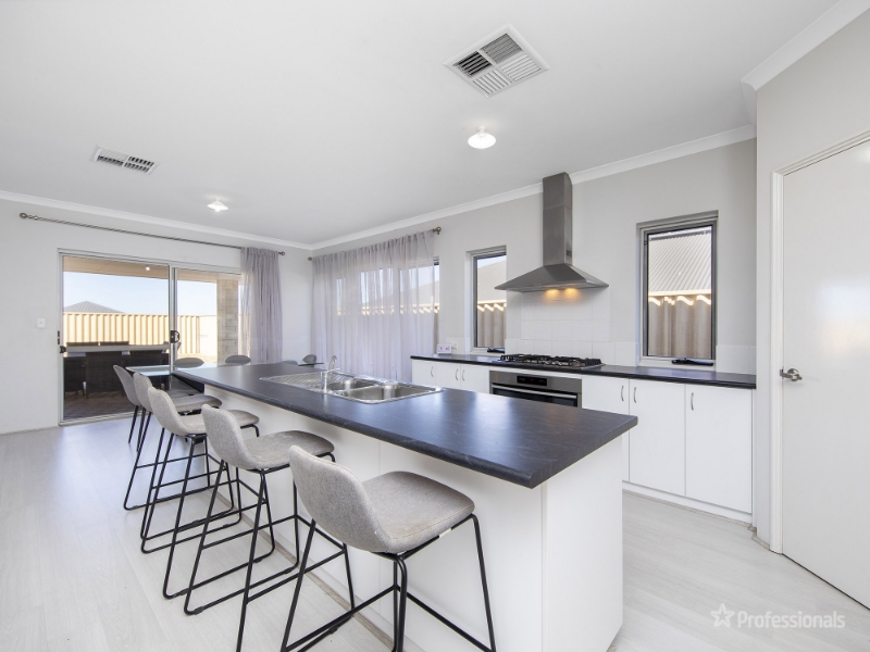 17 Oakbank Crescent, BUTLER House for rent Listed by Michelle Bourke