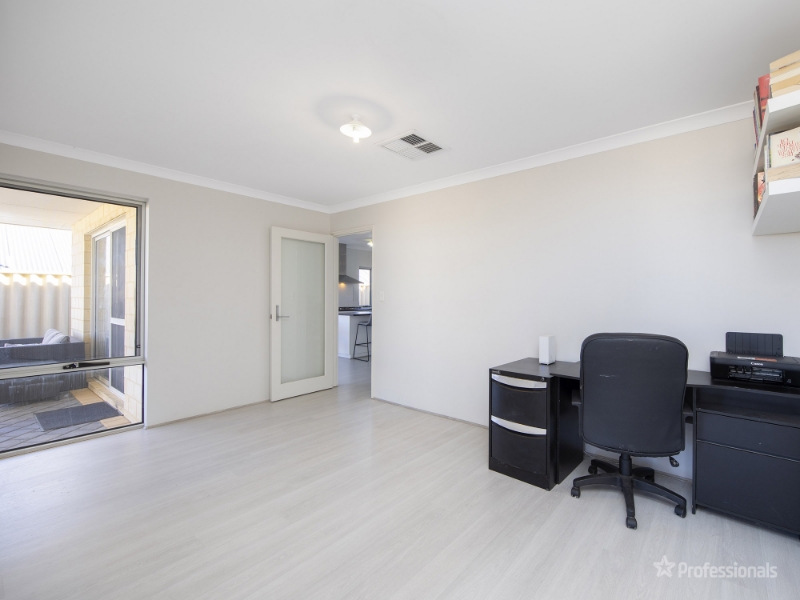 17 Oakbank Crescent, BUTLER House for rent Listed by Michelle Bourke