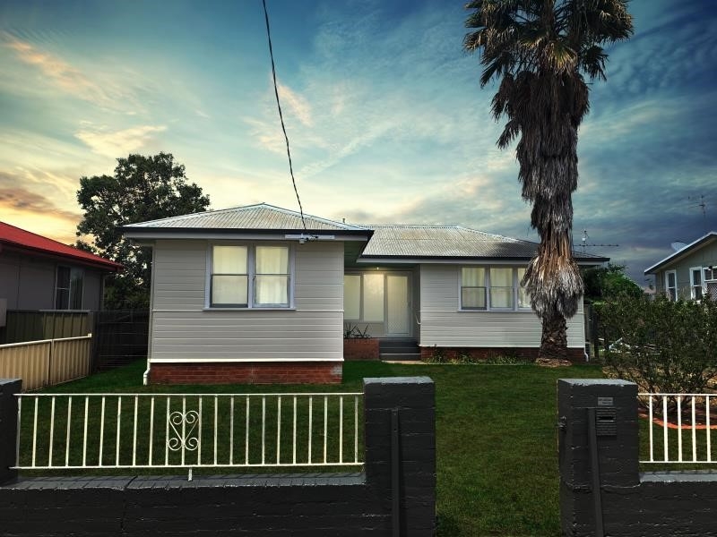 12 Stewart Avenue, Tamworth House for rent Listed by Prd Tamworth of