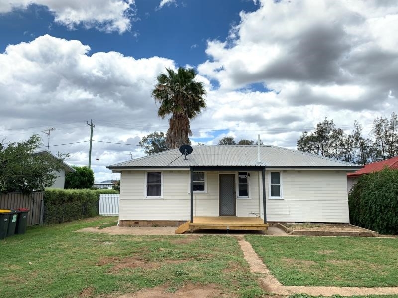 12 Stewart Avenue, Tamworth House for rent Listed by Prd Tamworth of