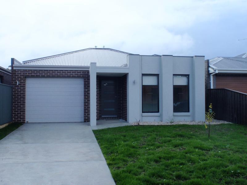2/4 MauriePaull Court MOUNT CLEAR VIC 3350
