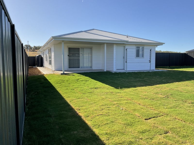 1 Broadway Drive, TAMWORTH House for rent Listed by Wendy Skewes of