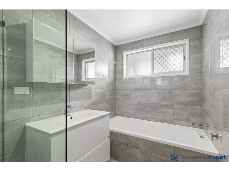 8 Blue Hills Drive, RANGEVILLE House for rent Listed by Toowoomba