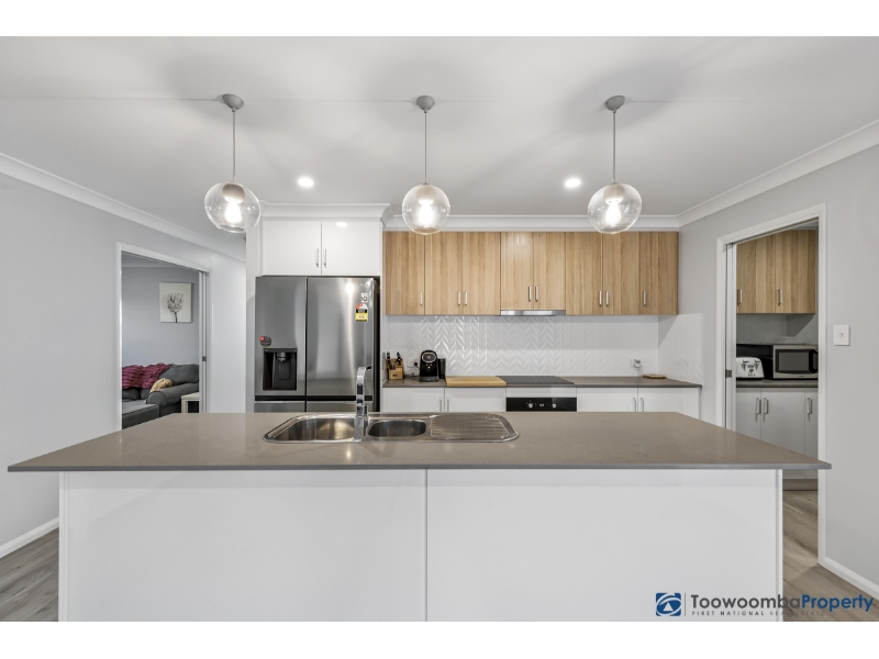 14 Whitewood Way, COTSWOLD HILLS House for rent Listed by Toowoomba