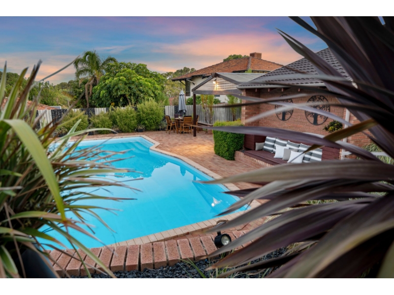 6 Bankend, DUNCRAIG House for rent Listed by Colleen Laverty of