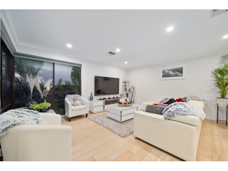 6 Bankend, DUNCRAIG House for rent Listed by Colleen Laverty of