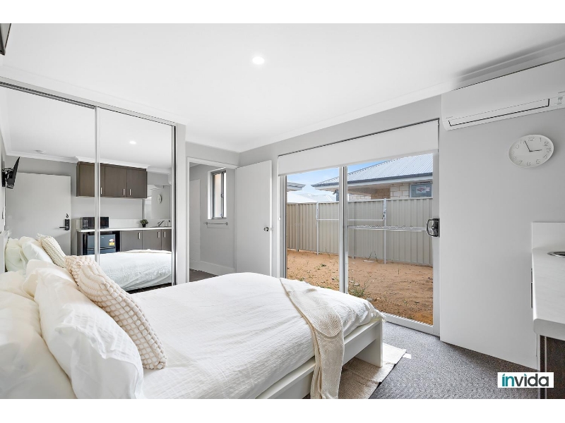 Contemporary, Private Ensuite Room in Golden ...