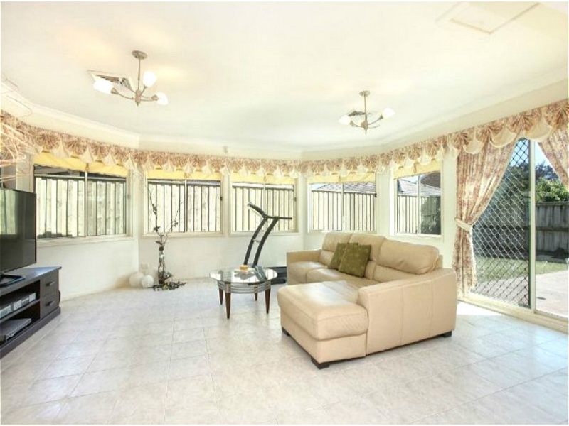 9 Hadlow Close, Beaumont Hills House for rent Listed by Jessica