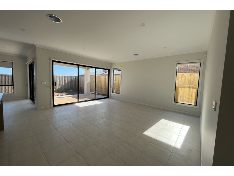 5 Nunda Way, Manor Lakes House for rent Listed by Hasmukh Rawal of