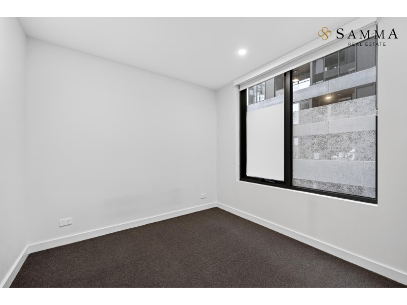 Prime Docklands Living: Stylish 1-Bedroom Apartment with Pool, Spa, and Gym Access