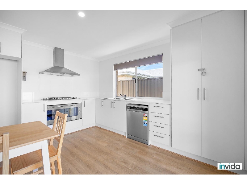 Fully Furnished Private, Lockable Ensuite Room In A Brand New Shared House In New Estate. Close To Lake, Iga, Shops thumbnail 7