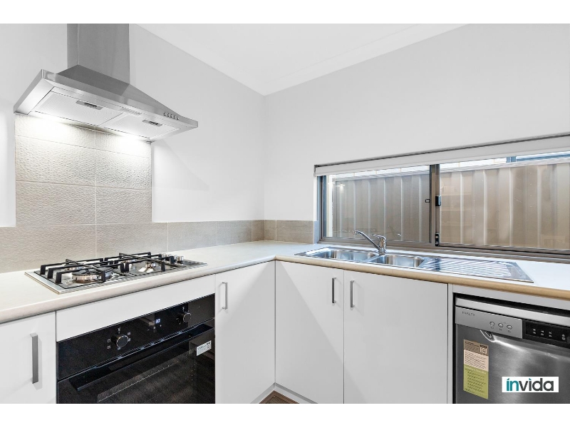 Fully Furnished, Lockable Ensuite Room In Shared House. Save On Bills! Price Includes Utilities And Wi-Fi. thumbnail 4