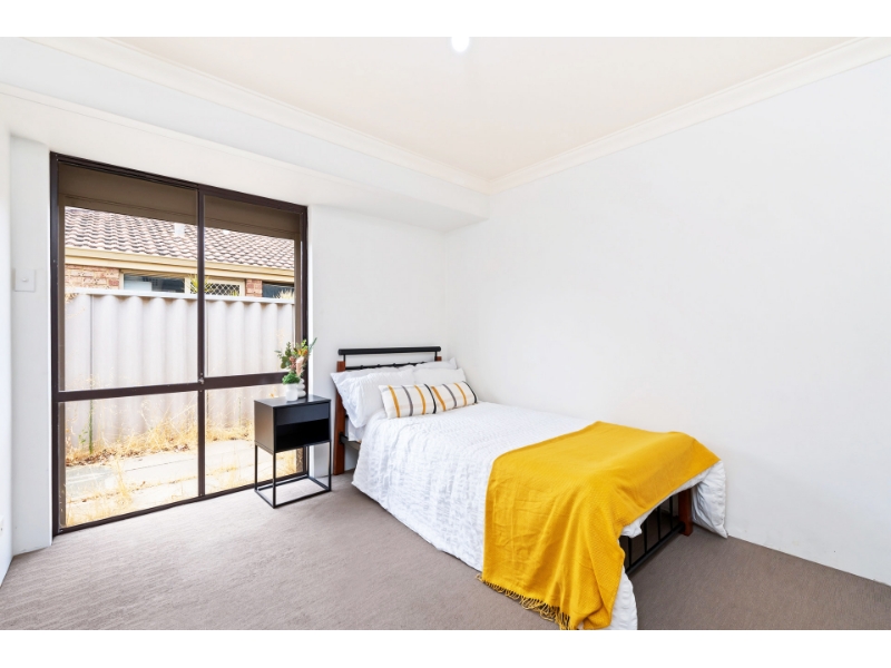 Room 2 8 Fairlawn Gardens, HEATHRIDGE House for rent Listed by Freddy