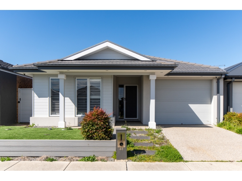 41 Diplomat Crescent Cranbourne South VIC 3977