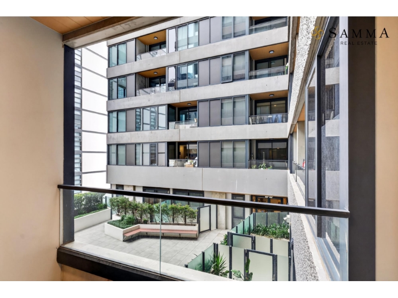 Prime Docklands Living: Stylish 1-Bedroom Apartment with Pool, Spa, and Gym Access