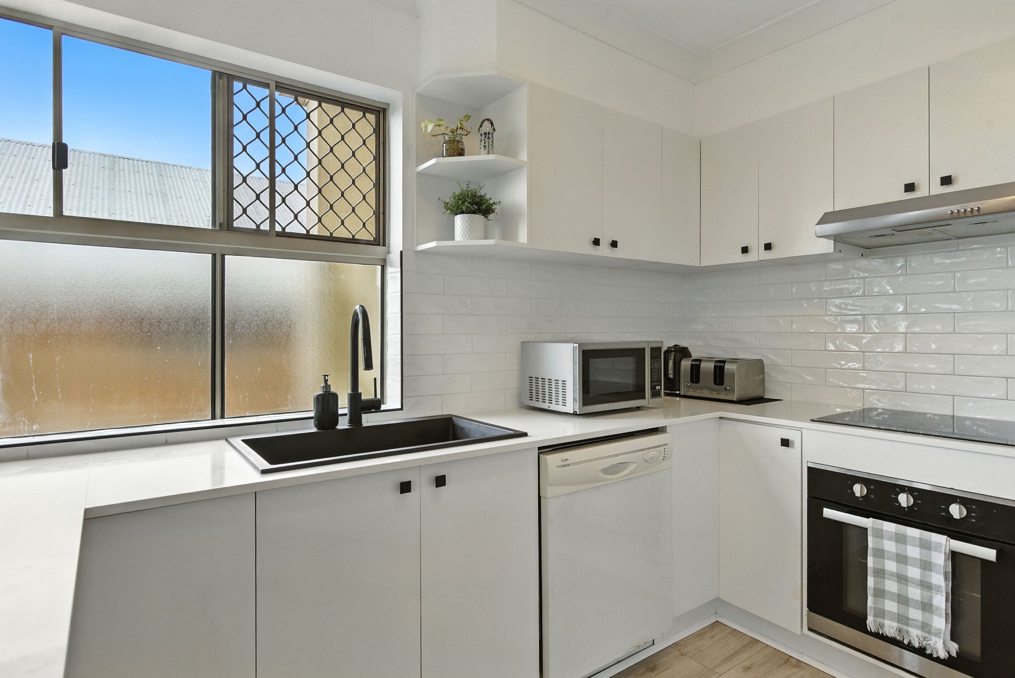 7/29 Crown Street, Holland Park West For Lease by Aurora Property - image 2