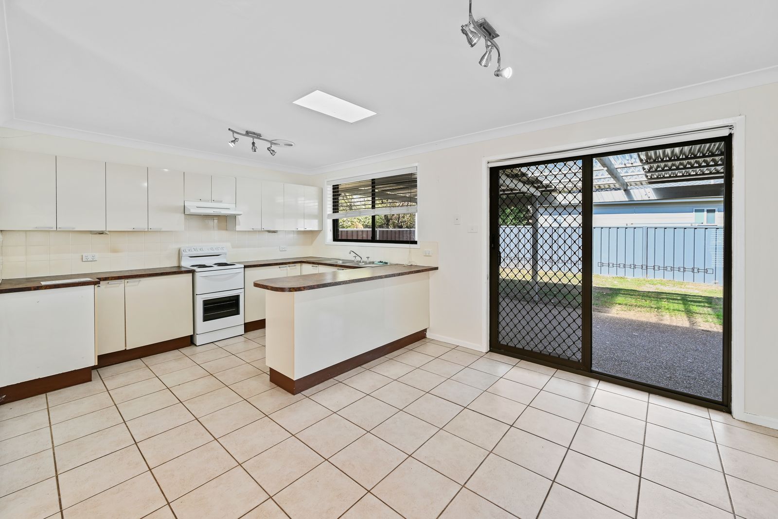 6 Kenvil Close, Rutherford - Thumbnail 3