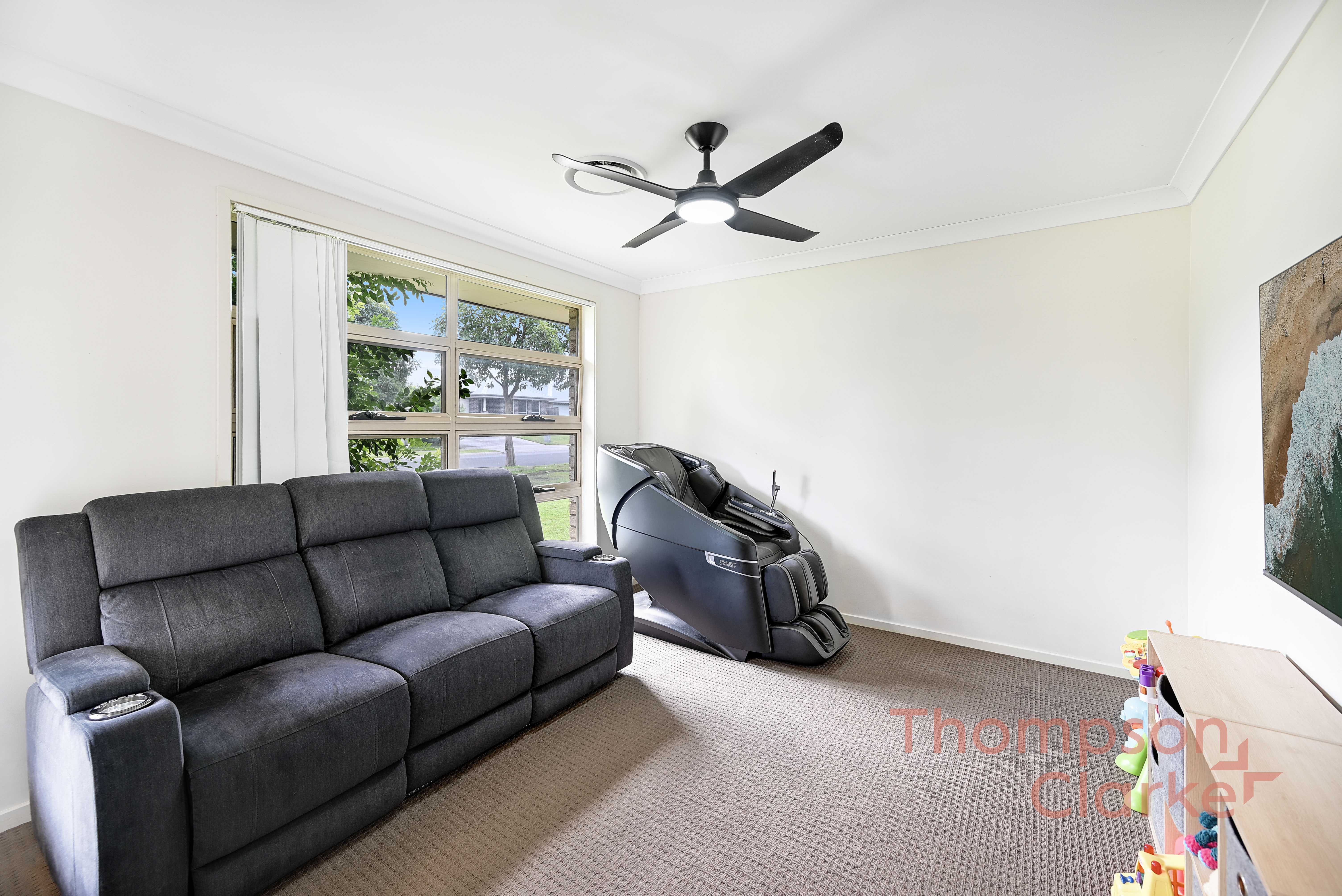 8 Golden Whistler Avenue, Aberglasslyn - Thumbnail 3