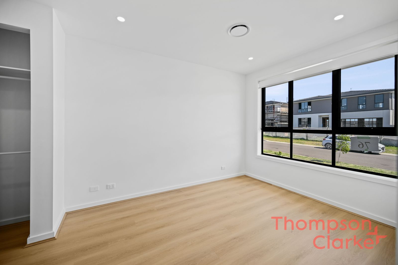 33 Rowcliff Circuit, Lochinvar - Thumbnail 3